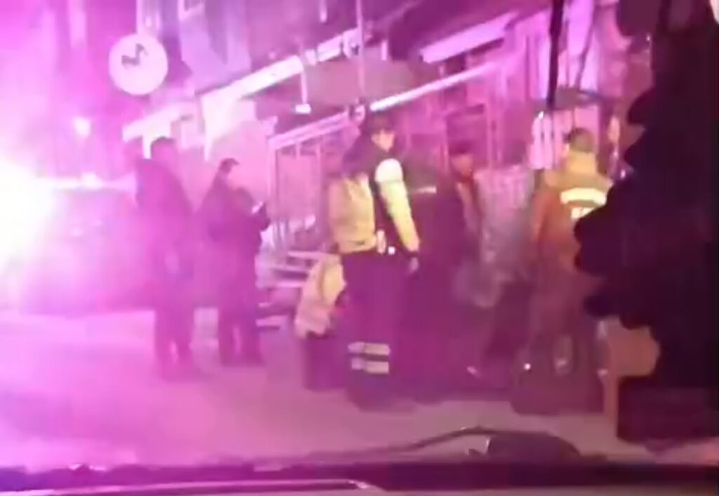 Hombre habría atacado a su pareja mientras dormía y luego se autoinfirió graves lesiones